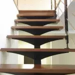 Awọn staircase lori fireemu irin kan: awọn ẹya ti iṣelọpọ ati igi gige