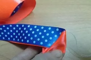 Kelas Induk di Mouster Kanzashi dari Tapes: Bagaimana Membuat Dengan Foto dan Video