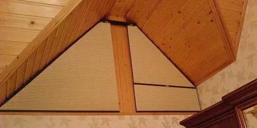 Ideer til valg af gardiner på trekantede vinduer