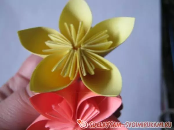Topiaria fan blommen en snoepkes yn Kanzashi-technyk: Masterklasse mei foto