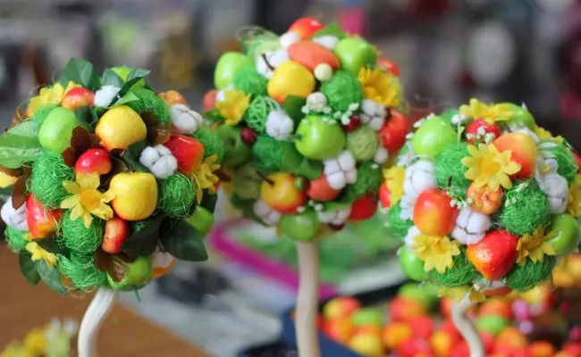 Topiaria de fleurs et de bonbons dans la technique de Kanzashi: classe de maître avec photo