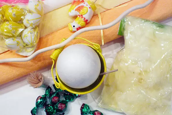 Topiaria voor Pasen met je eigen handen: foto van mokken van eieren