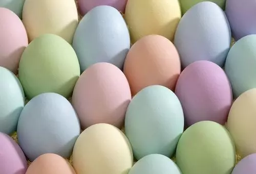 آپ کے ہاتھوں کے ساتھ ایسٹر کے لئے Topiaria: انڈے سے مگ کی تصویر