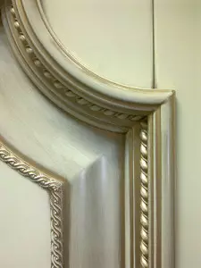 Pintu kayu dengan patina: ruang dalaman berwarna putih