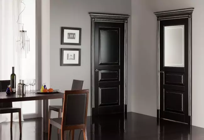 Wooden dører med patina: hvitt farget interroom
