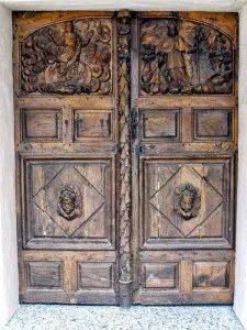 Drewniane drzwi z patyną: biały kolorowy interfejs