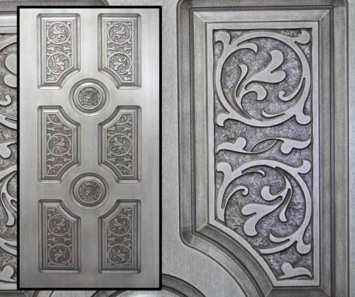 Pintu kayu dengan patina: ruang dalaman berwarna putih