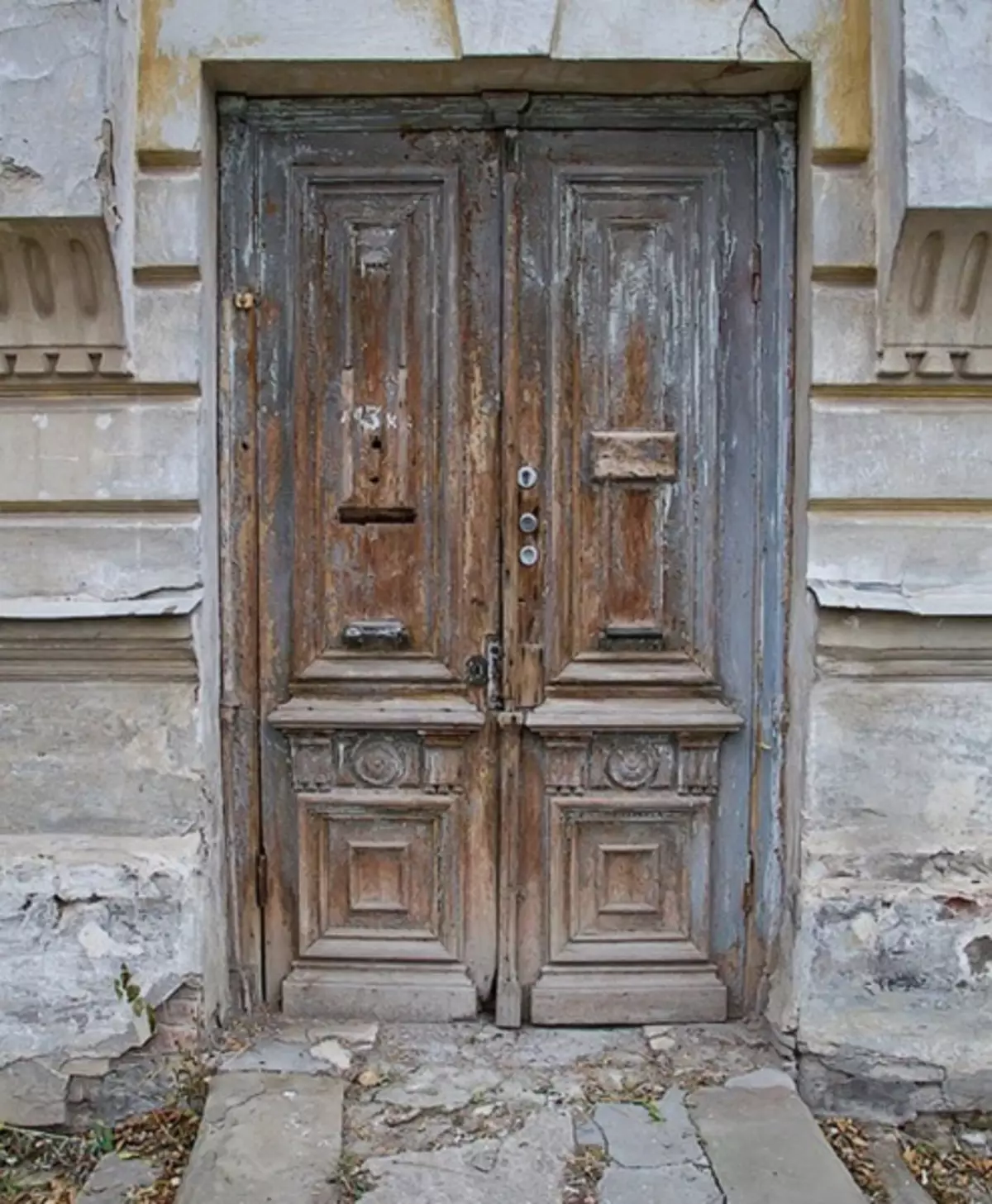 Дървени врати с патина: бял цвят