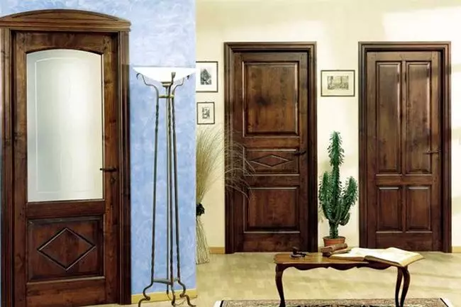 Дрвени врати со патина: бели обоени простории