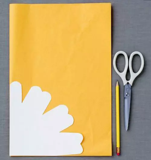 Kako pakirati darilo z lastnimi rokami človeka v Kraft papir