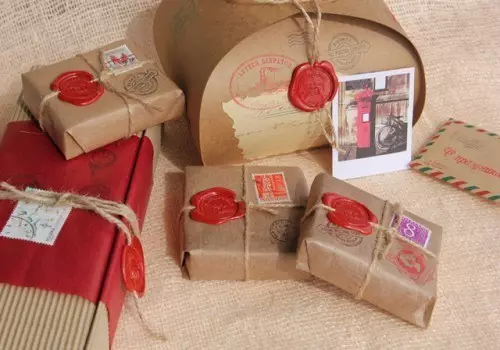 Paano mag-pack ng regalo sa iyong sariling mga kamay ng isang tao sa Kraft paper