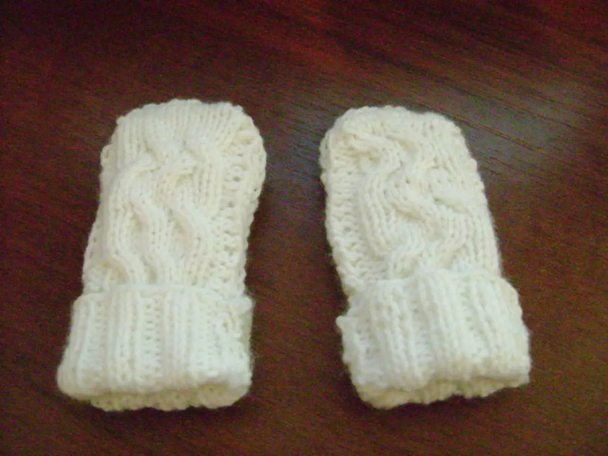 Mittens untuk jarum knitting yang baru lahir dengan perihalan dan video