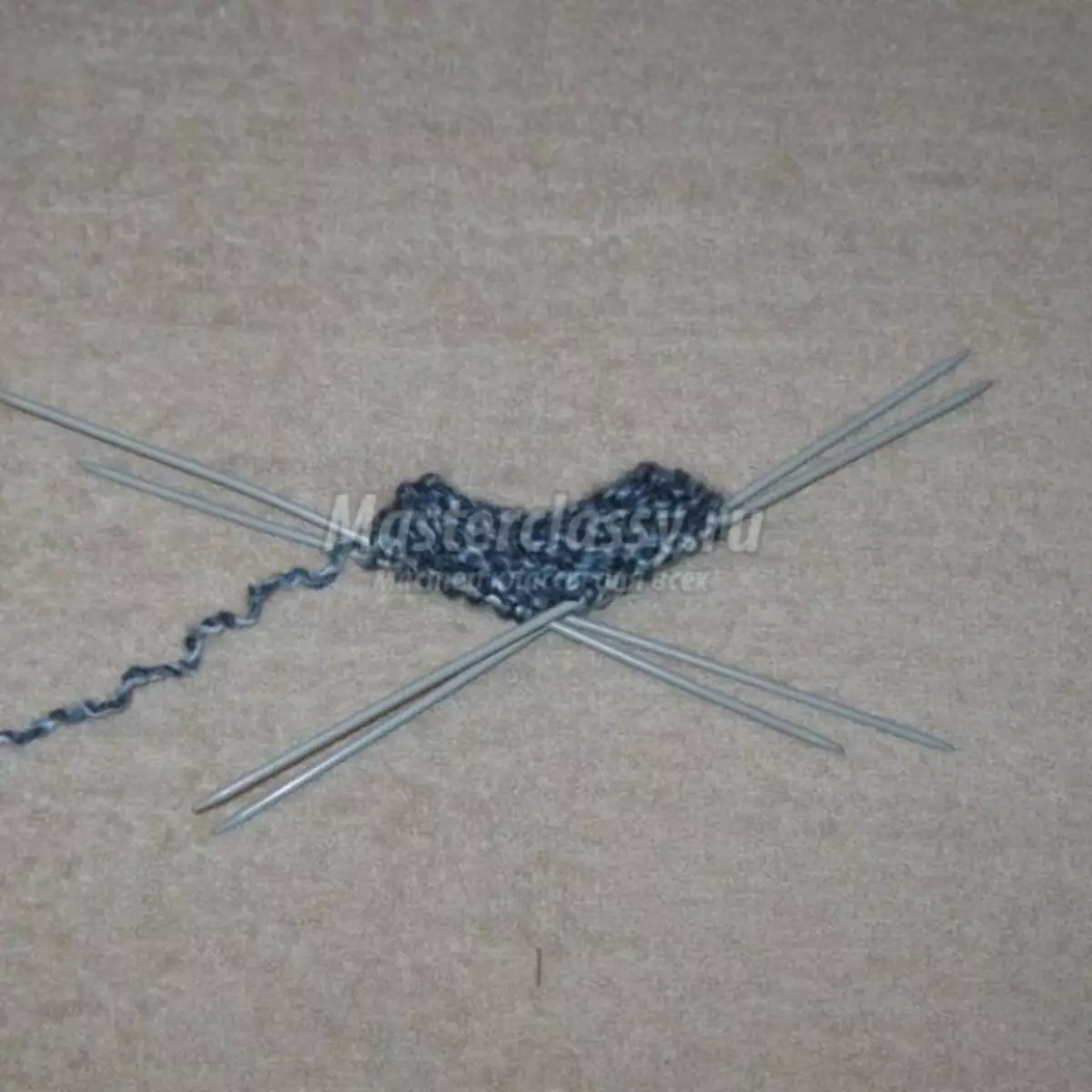 説明とビデオの新生児の編み針のためのミトン