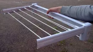 Instalação do secador de teto para roupa de cama na varanda