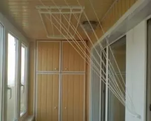 Instalação do secador de teto para roupa de cama na varanda