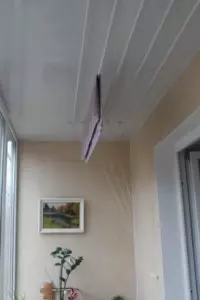 バルコニーのリネン用天井乾燥機の設置
