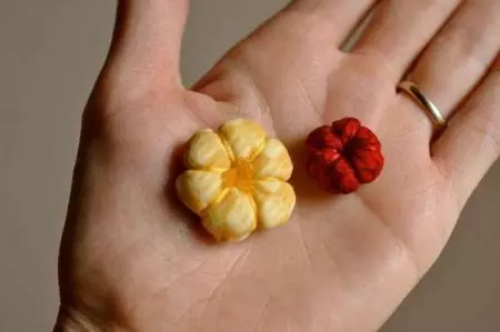 Ideer til at lave knapper i form af blomster fra stof