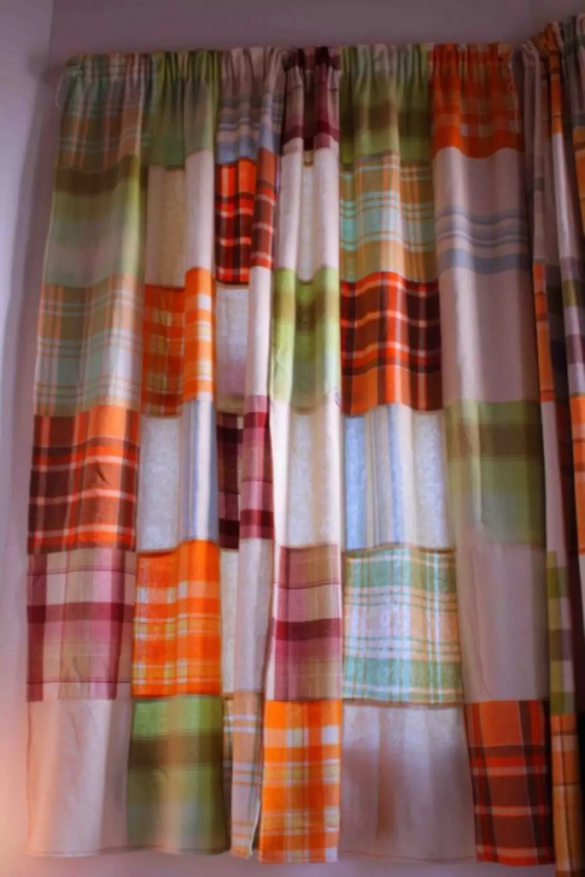 Las cortinas en el estilo del patchwork lo hacen usted mismo.