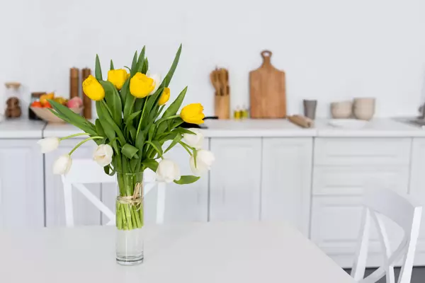 Anong mga bulaklak ang ilalagay sa isang plorera sa kusina?