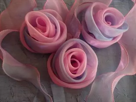 Hur man gör blommor från Organza för gardiner