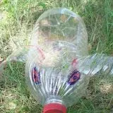 Les mascotes de les ampolles de plàstic ho fan per al jardí