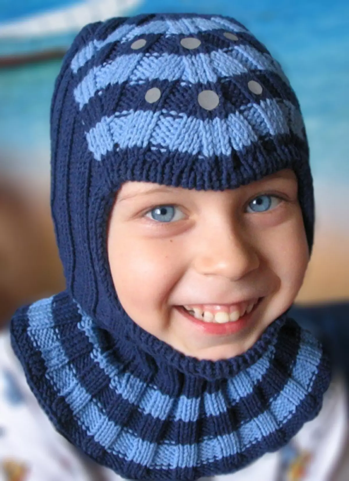Cap-casque pour un garçon avec un pompon: classe de maître avec photos et vidéo