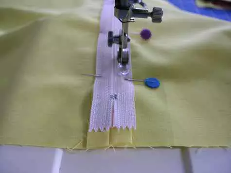手作りの枕私たちはあなた自身のハンズを使って枕カバーのための縁を作ります