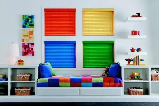 ¿Cuáles son los colores de las persianas en las ventanas?