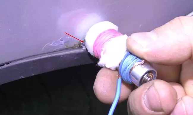 Кадимки туз батарейканынан коррозияга каршы күрөшүү үчүн колго жасалган шайман