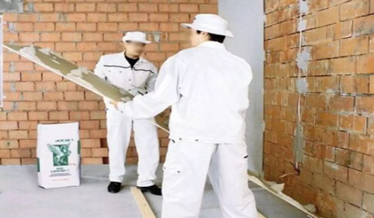 Bagaimana untuk melancarkan drywall ke dinding - kaedah yang berkesan