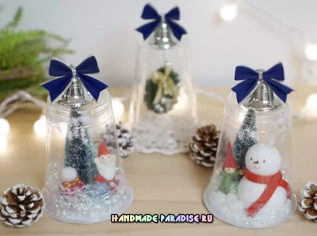 プラスチック製のカップからのクリスマスの装飾