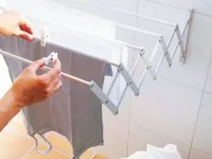 Kendi ellerinizle bir balkonda iç çamaşırı için bir kurutucu nasıl yapılır