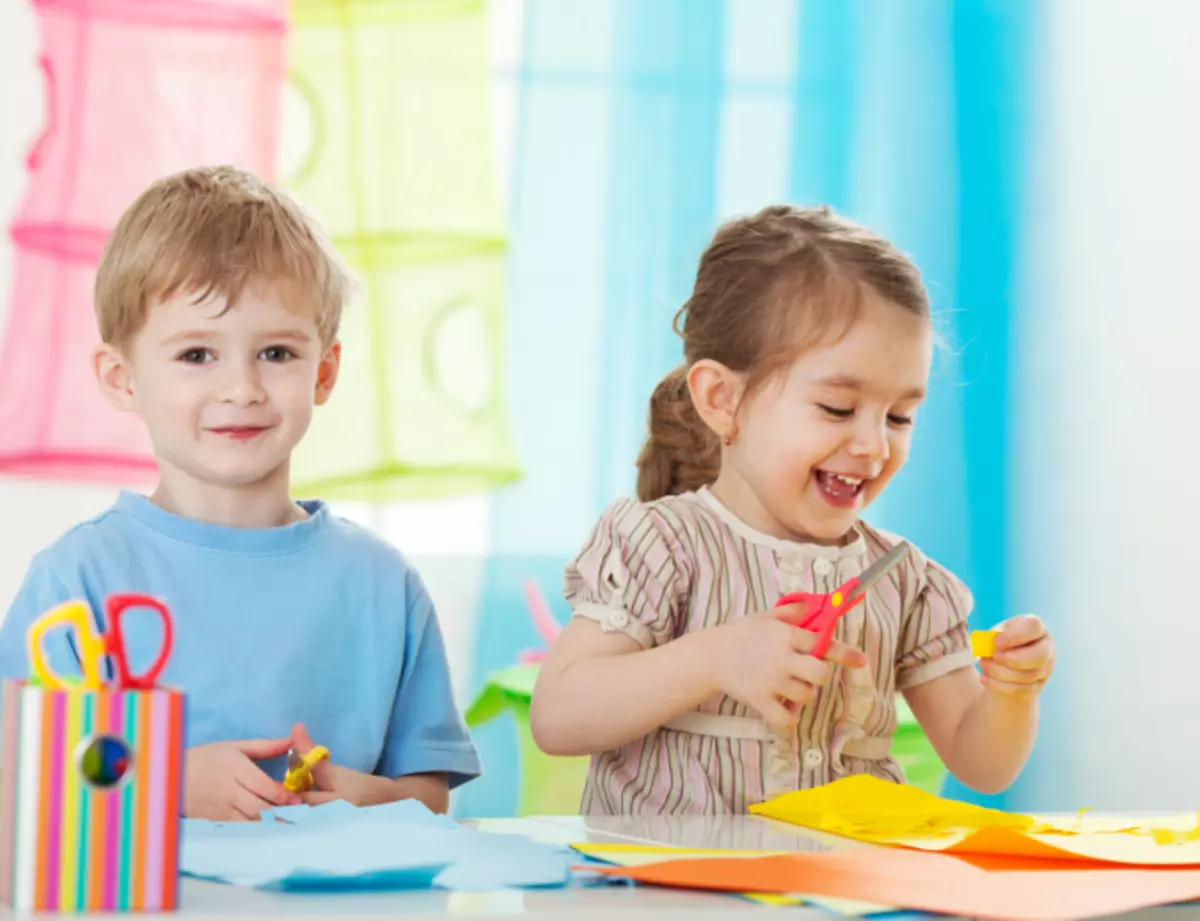 Apliques en kindergarten con papel de color sin pegamento y tijeras.
