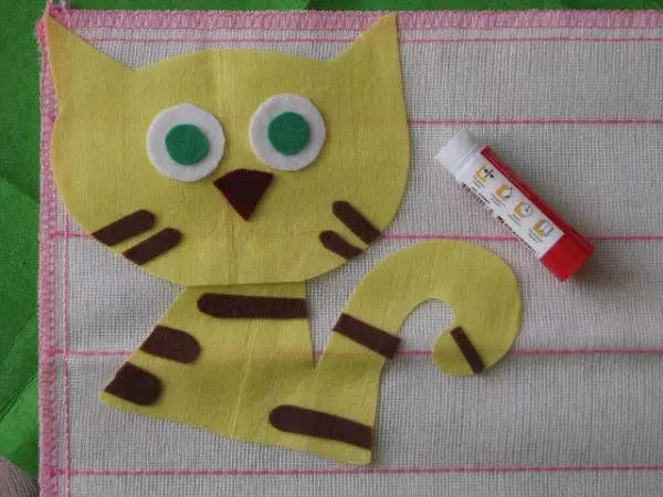 Apliques en kindergarten con papel de color sin pegamento y tijeras.