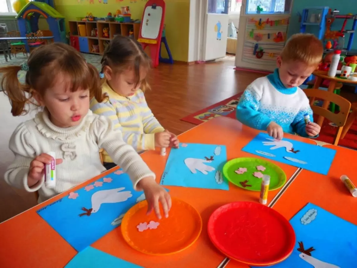 Appliques bērnudārzā ar krāsainu papīru bez līmes un šķērēm