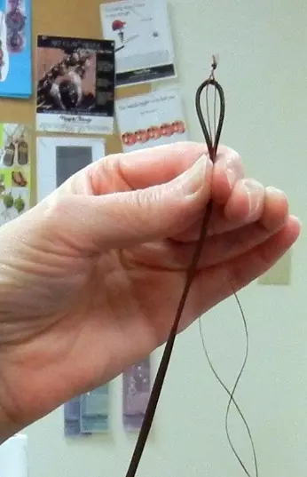Bagaimana untuk membuat gelang kulit dengan tangan anda sendiri: kelas induk dengan skim