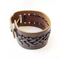 Comment faire un bracelet en cuir avec vos propres mains: classe de maître avec des schémas