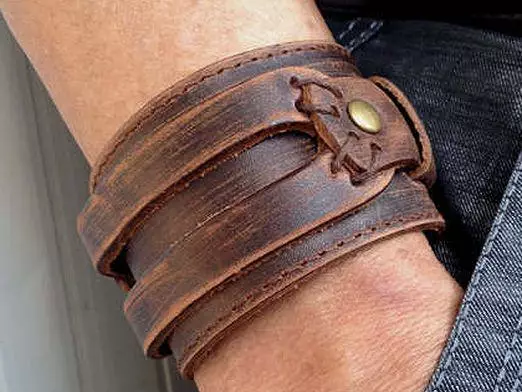 Comment faire un bracelet en cuir avec vos propres mains: classe de maître avec des schémas