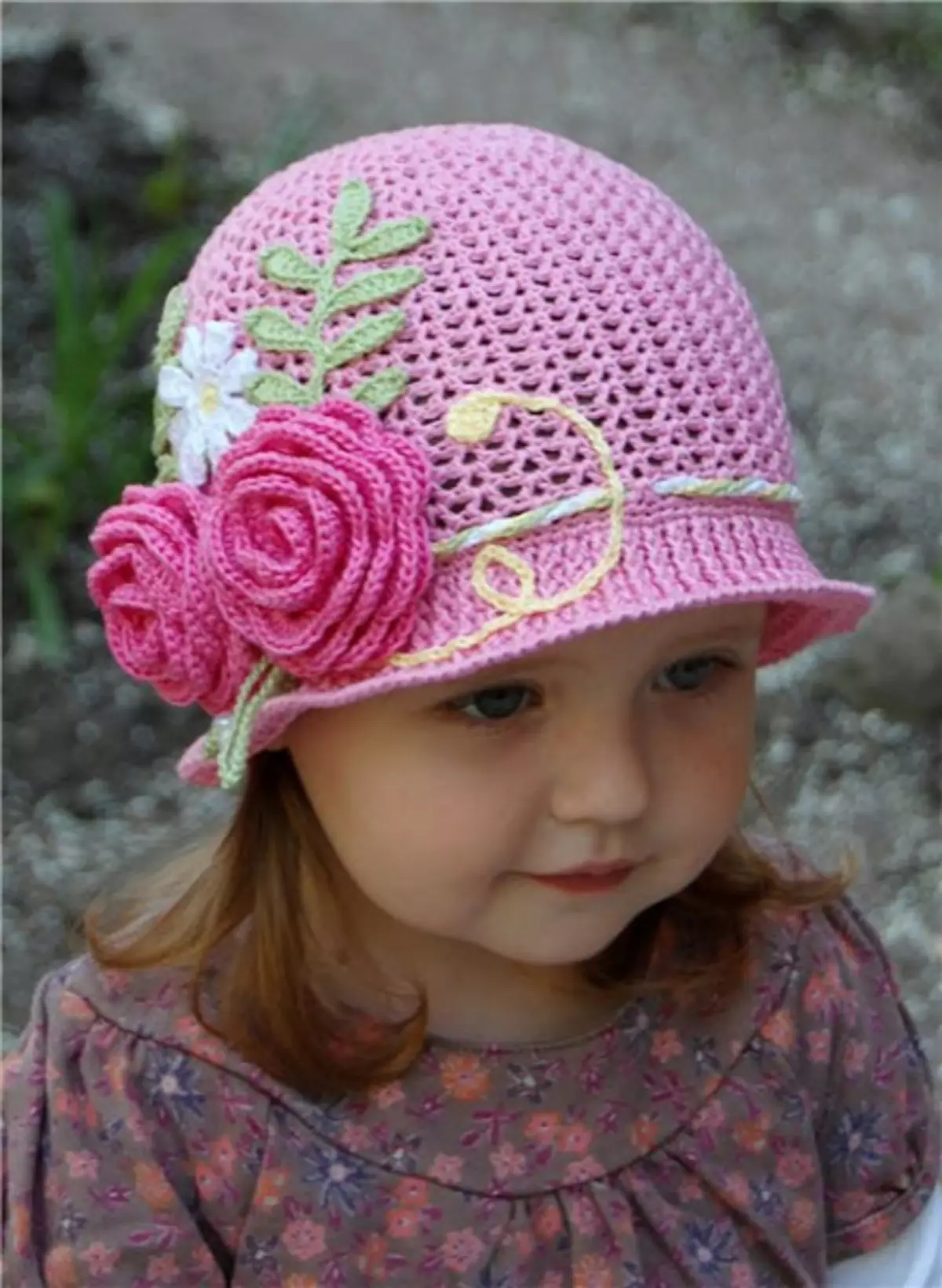 Els barrets d'estiu per a les nenes ho fan amb fotos i vídeos