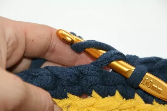 Tepih sa vlastitim rukama: Kako se vezati iz pumpi i od prekrivača sa fotografijama