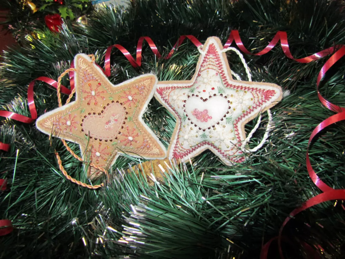 İpliklerden yapılmış ve fotoğraf ve video ile saten kurdeleden yapılan Noel ağacı üzerinde yıldız