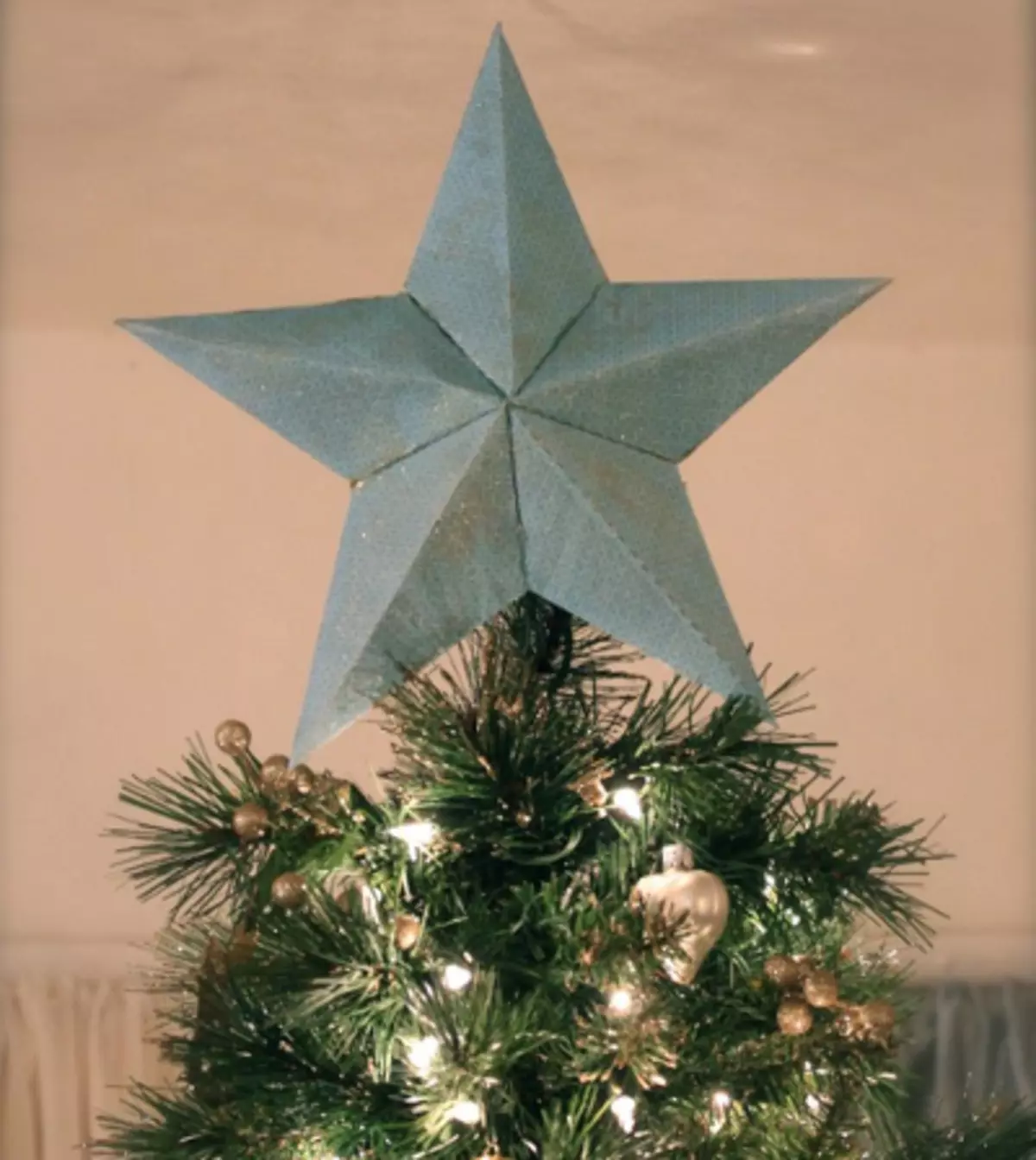 Estrella a l'arbre de Nadal fet de fils i de la cinta de setí amb fotos i vídeo