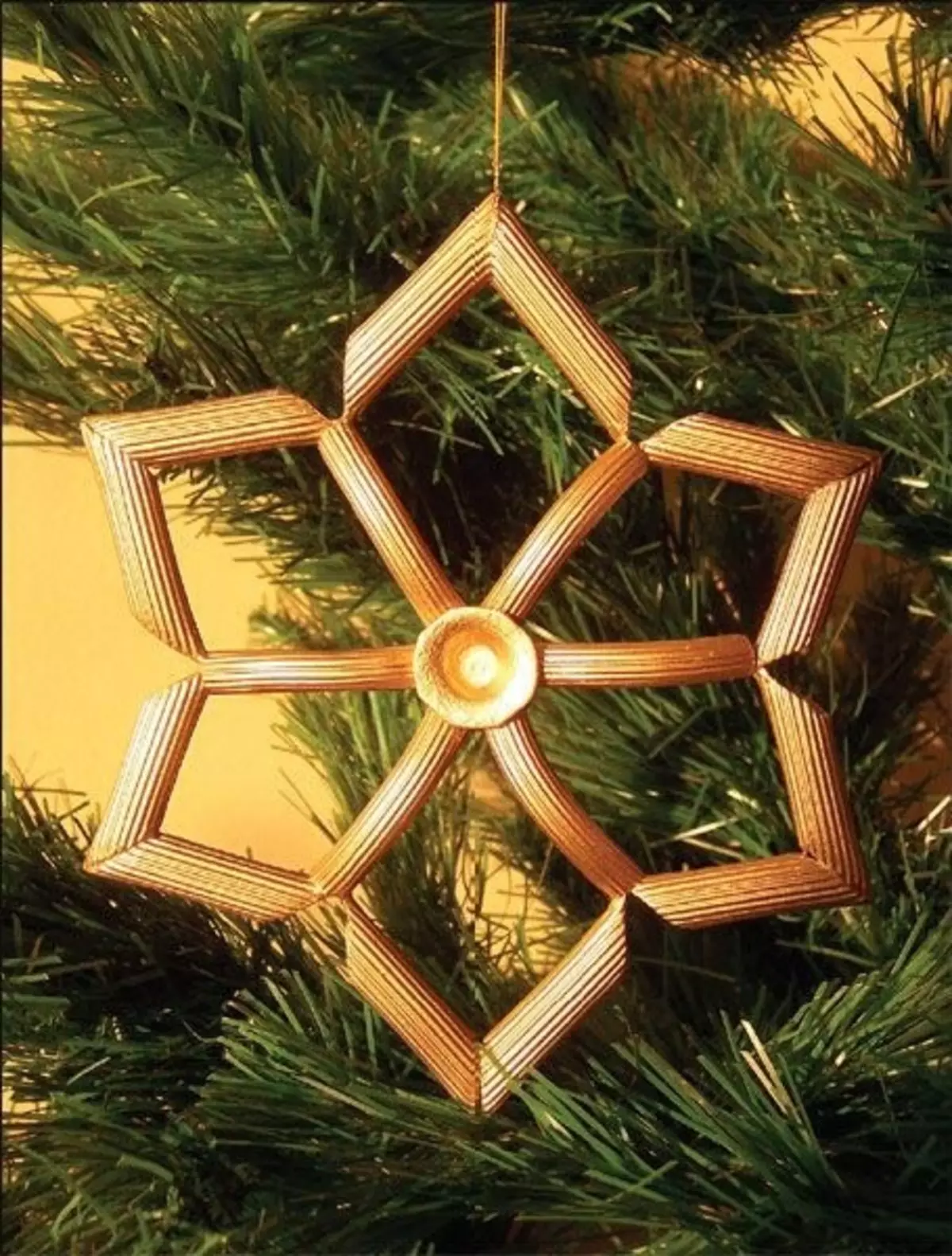 İpliklerden yapılmış ve fotoğraf ve video ile saten kurdeleden yapılan Noel ağacı üzerinde yıldız