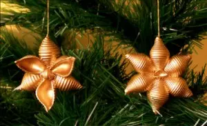 Bintang di pohon Natal yang terbuat dari benang dan dari pita satin dengan foto dan video