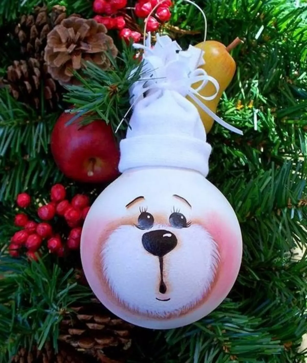 Brinquedos de lâmpadas para o ano novo fazem você mesmo na árvore de Natal com uma foto