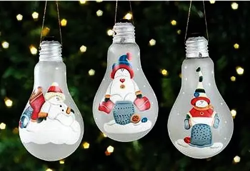Jouets des ampoules pour la nouvelle année le faire vous-même sur l'arbre de Noël avec une photo