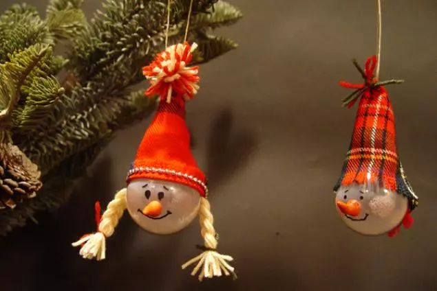 Spielzeug aus Glühlampen für das neue Jahr tun Sie es selbst auf dem Weihnachtsbaum mit einem Foto