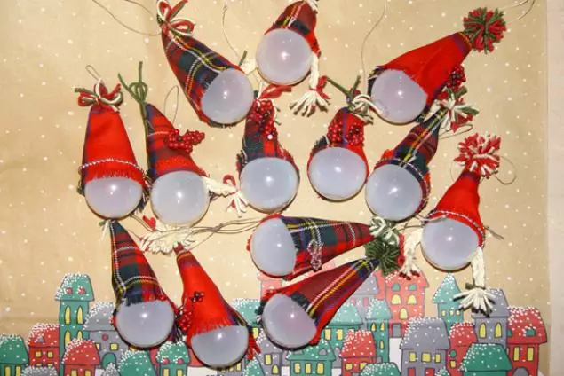 Mänguasjad lambipirnidest uue aasta jaoks teeb seda jõulupuuga fotoga