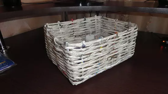 Master class on weaving baskets made of newspaper tubes with photos and video