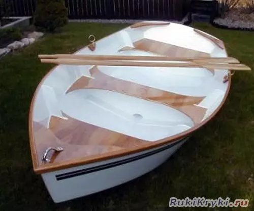Self-made boat mula sa plywood